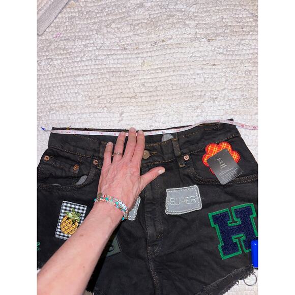 NWT VINTAGE LEVI'S BLACK PATCHED DAISY DUKE CUTOFF SHORTS URBAN RENEWAL - Picture 2 of 11
